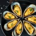 Mosselen gevuld met kreeftenboter, amandelolie en citroenvrbena