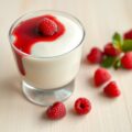 Mousse van marsepein met frambozencoulis