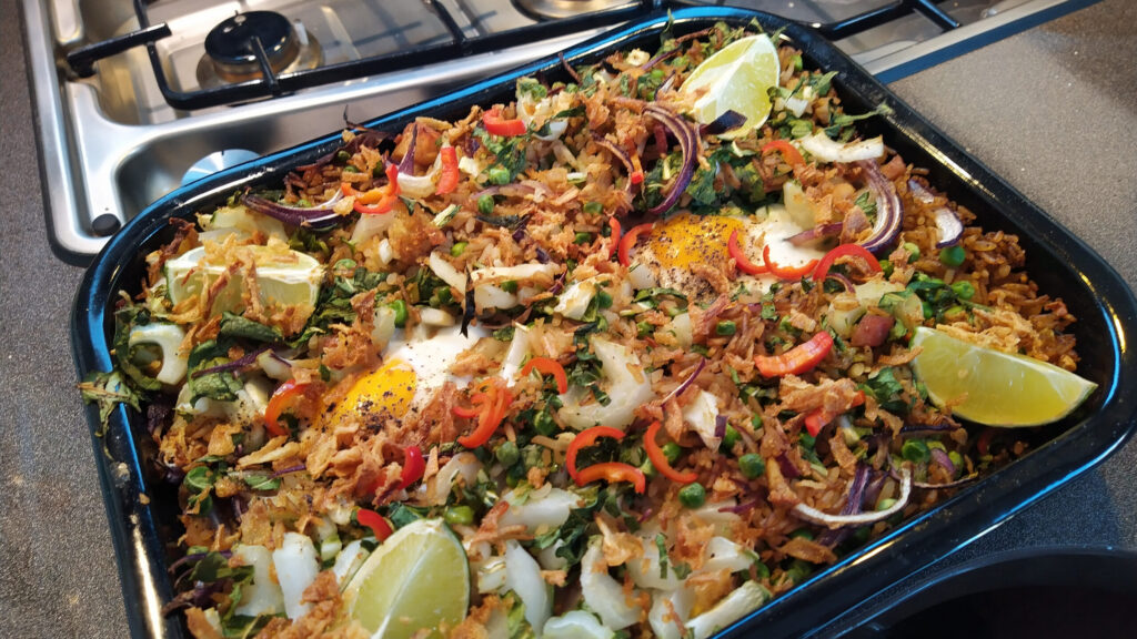 Nasi uit de oven met paksoi en tuinerwtjes