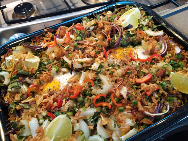 Nasi uit de oven met paksoi en tuinerwtjes