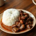 Nassi poetih en daging rendang