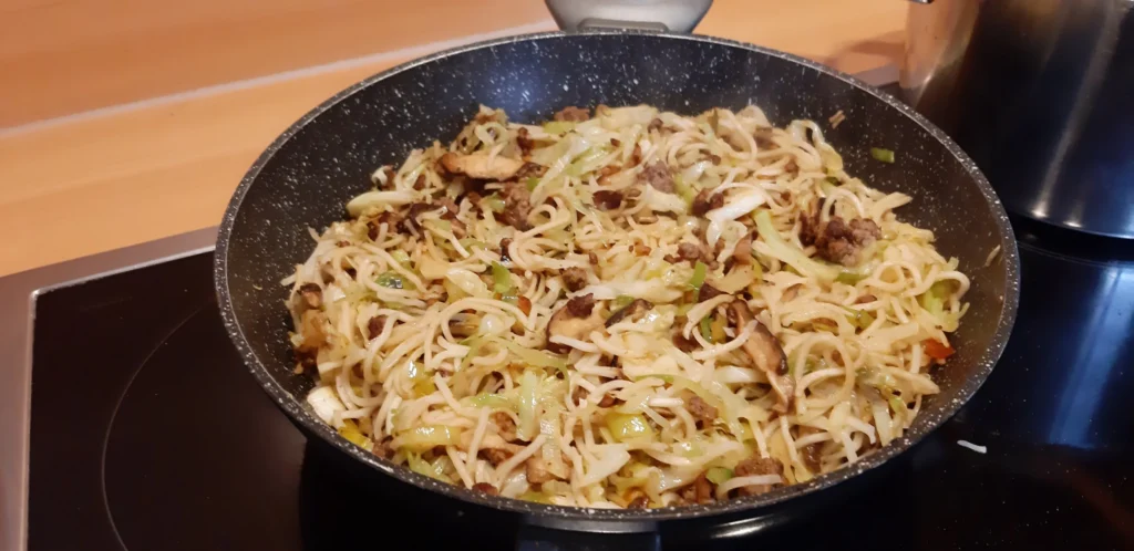 Noedels met Thais gekruid gehakt, shiitake en prei