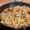 Noedels met Thais gekruid gehakt, shiitake en prei