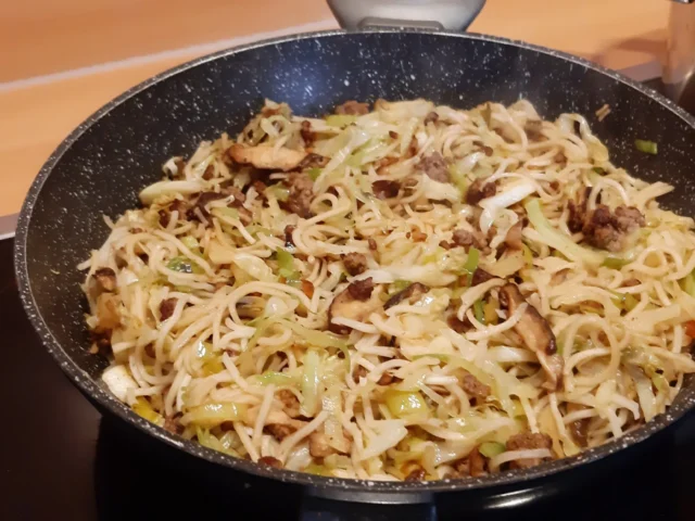 Noedels met Thais gekruid gehakt, shiitake en prei