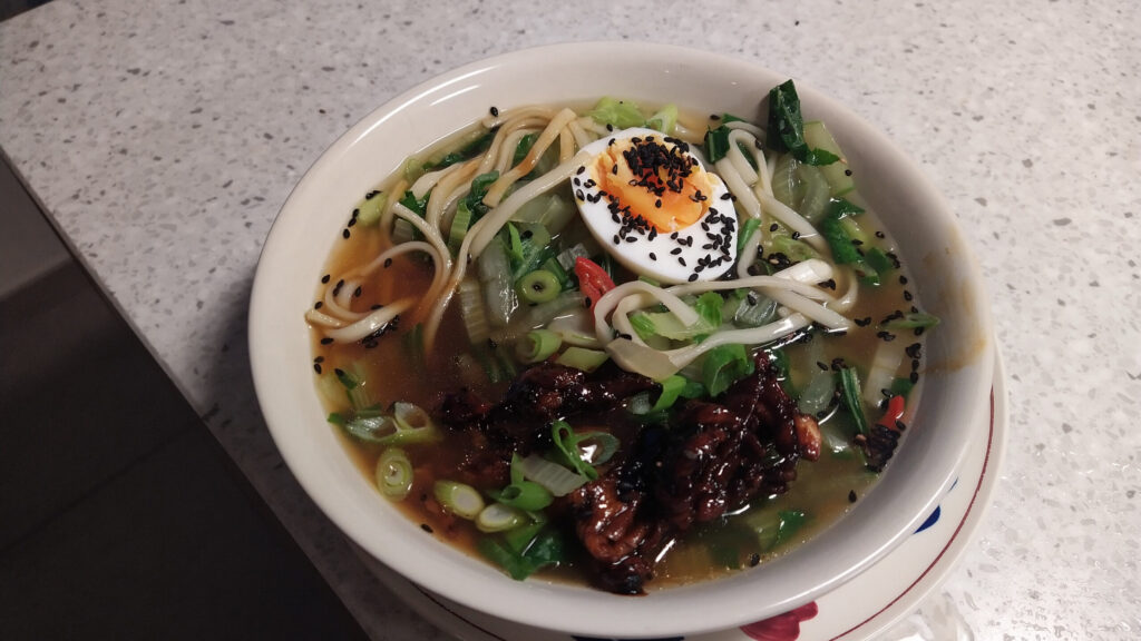 Noedelsoep met paksoi en sticky kip