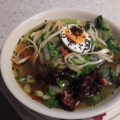 Noedelsoep met paksoi en sticky kip