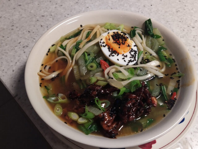Noedelsoep met paksoi en sticky kip