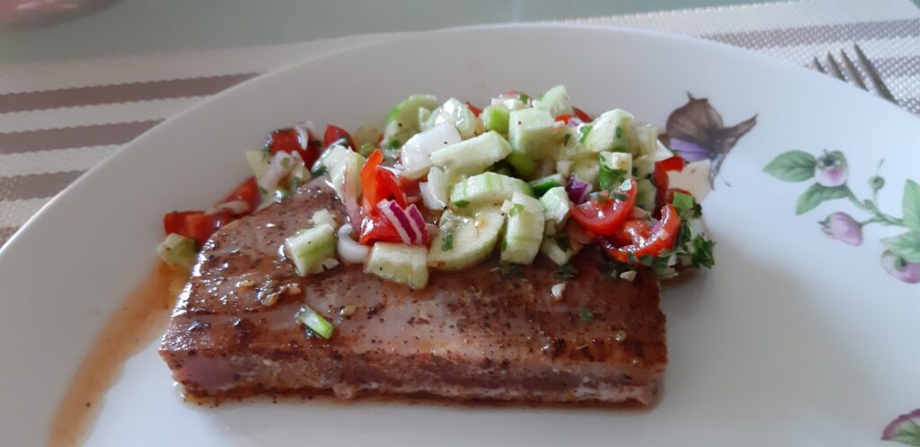 Oosters gemarineerde tonijnsteak, gegrild en opgediend met een heerlijke frisse salsa