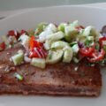 Gemarineerde tonijnsteak, gegrild en opgediend met frisse salsa van komkommer, tomaat en rode ui