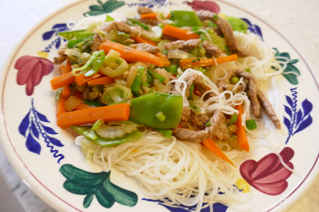 Oosterse wok met biefstukreepjes en mihoen