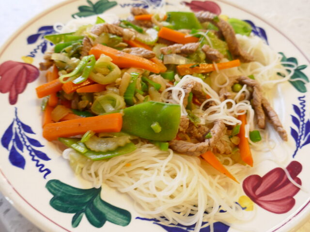 Oosterse wok met biefstukreepjes en mihoen