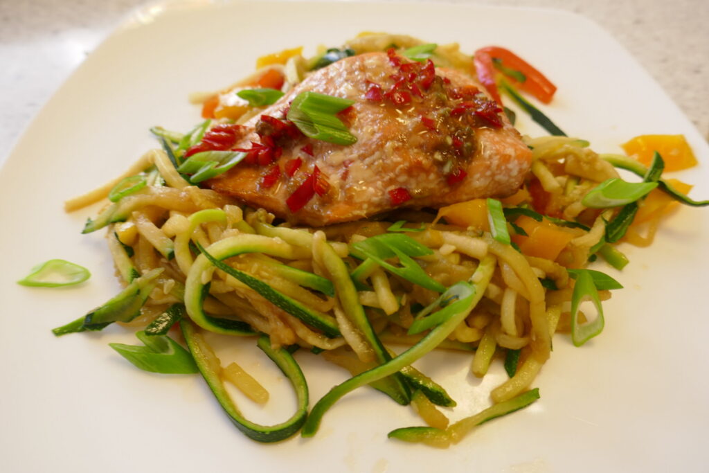 Oosterse zalm met mango, paprika en courgetti