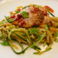 Oosterse zalm met mango, paprika en courgetti
