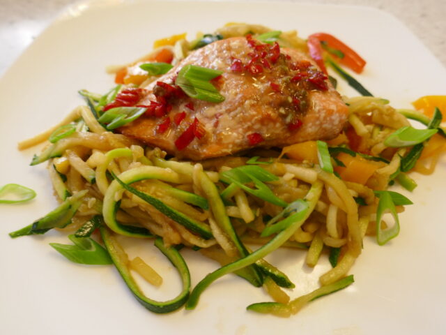 Oosterse zalm met mango, paprika en courgetti