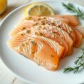 Op het bord gegaarde zalm met dille-bieslookmarinade