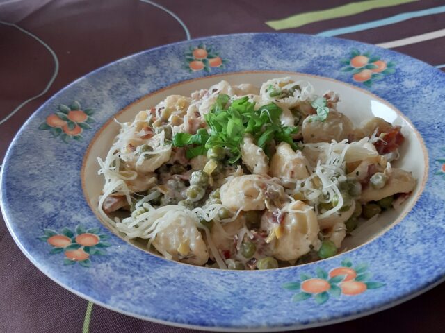 Orecchiette met doperwten en krokante baconreepjes