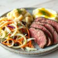 Ossenhaas met rijke koolsalade en geplette aardappeltjes
