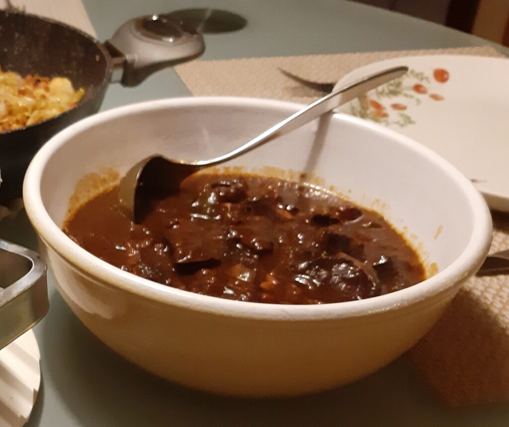 Oud hollandse hachee. Stoofpot van rundvlees en uien uit de slowcooker.