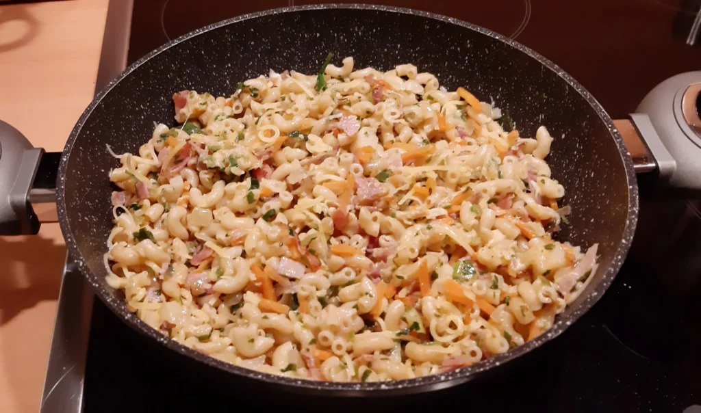 Ouderwetse eenvoudige macaroni met soepgroenten