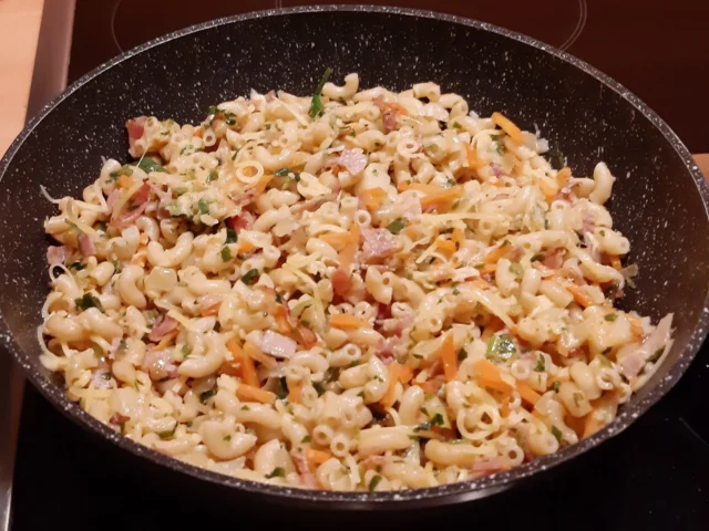 Macaroni met ham, kaas en soepgroenten
