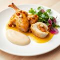 Ovengebakken konijn met saffraan, rozijnen en pijnboompitten, knolselderpuree en salade