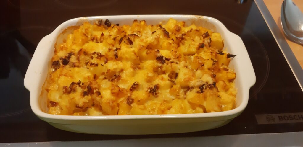 Ovenschotel koolraap met aardappel, gekaramelliseerde uien en kaas