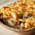 Ovenschotel met champignons, ui, gehakt en appel