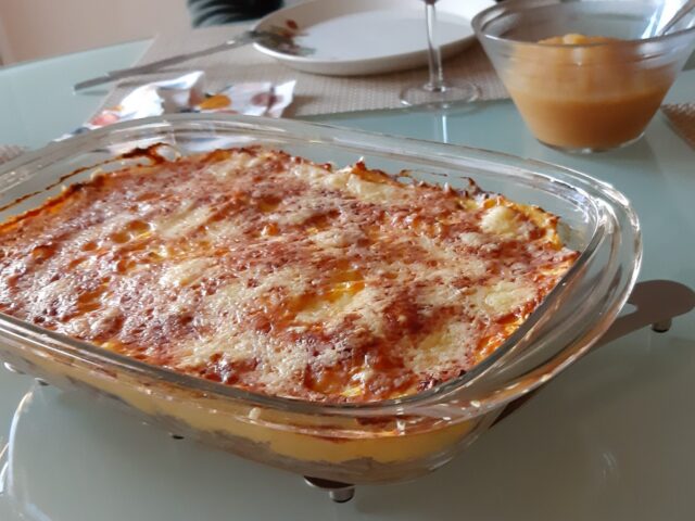 Ovenschotel met confit de canard met spitskool en aardappelpuree