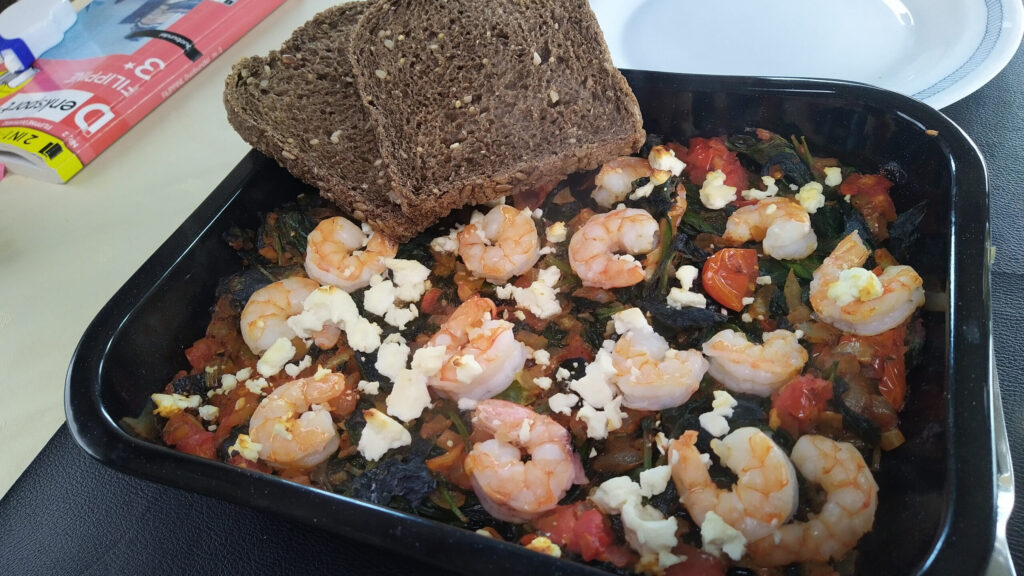 Ovenschotel met garnalen en feta, spinazie en tomaatjes