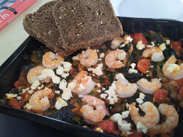 Ovenschotel met garnalen en feta, spinazie en tomaatjes