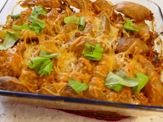 Ovenschotel met gehakt, groente en aardappelwedges