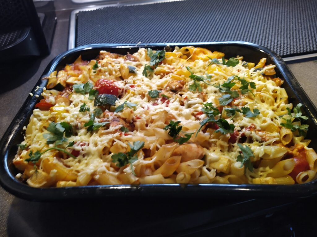 Ovenschotel met kip, paprika, courgette en penne