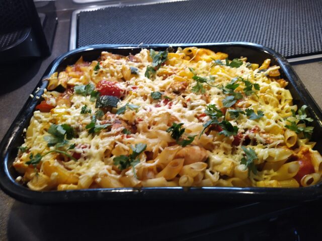 Ovenschotel met kip, paprika, courgette en penne