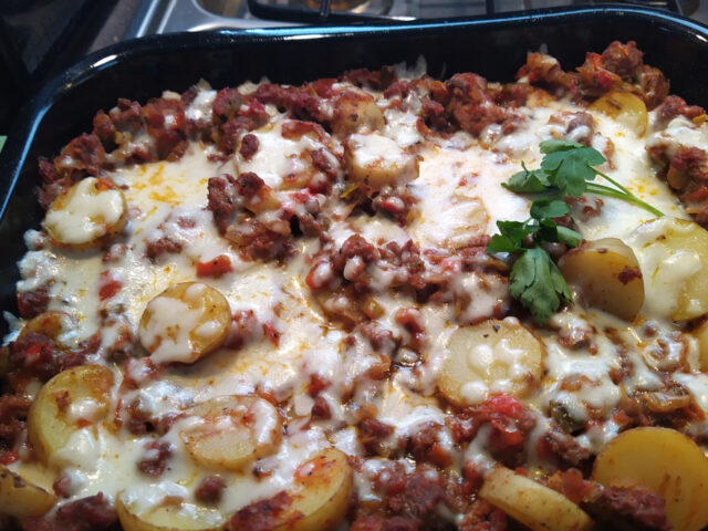 Ovenschotel met prei, gehakt en mozzarella