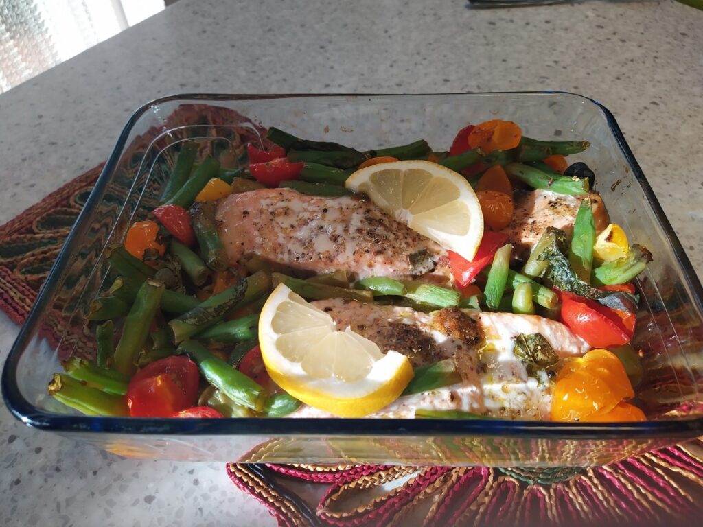 Ovenschotel met zalm, cherrytomaatjes en sperziebonen