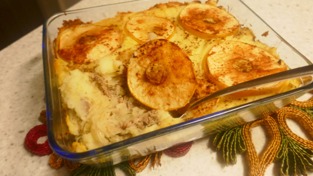 Ovenschotel met zuurkool, gehakt, puree en appel kaneel schijven