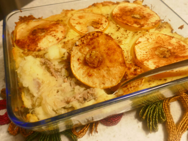 Ovenschotel met zuurkool, gehakt, puree en appel kaneel schijven