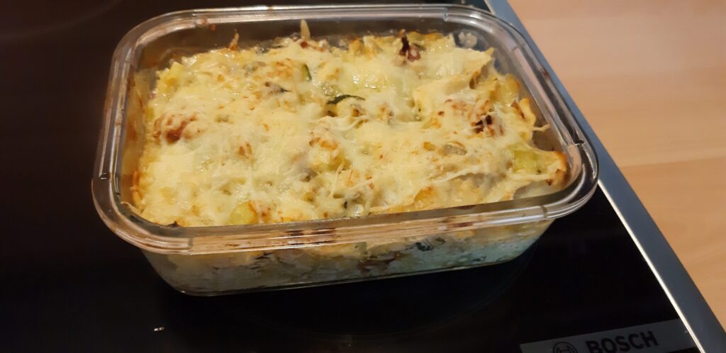 Ovenschotel ravioli met een romige saus van courgette, prei en pancetta
