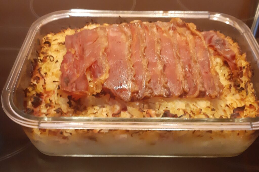 Ovenschotel zuurkool met ham, bacon en aardappelpuree