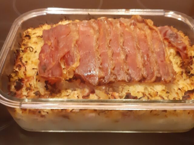 Ovenschotel zuurkool met ham, bacon en aardappelpuree