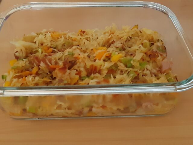 Verrukkelijke zuurkoolschotel met paprika, rauwe ham, rookworst en prei