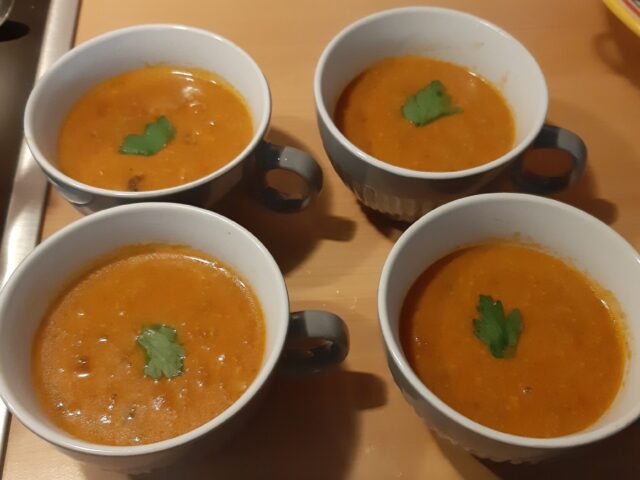 Tomaten-kaassoep met geruld gehakt