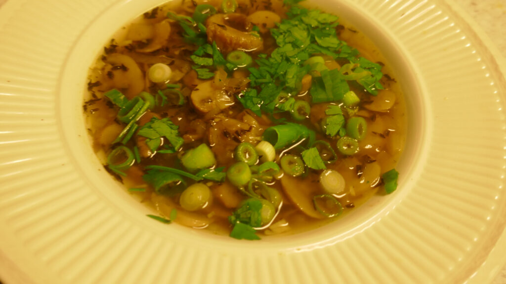 Paddenstoelen bouillon met een vleugje witte port