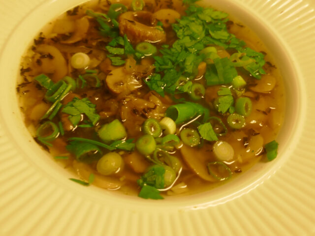 Paddenstoelen bouillon met een vleugje witte port