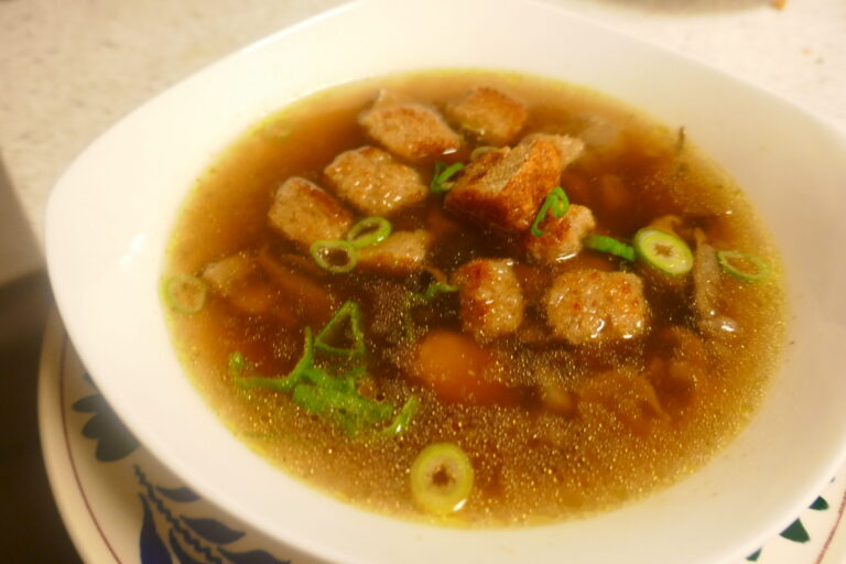 Paddenstoelen bouillon met knoflook croutons