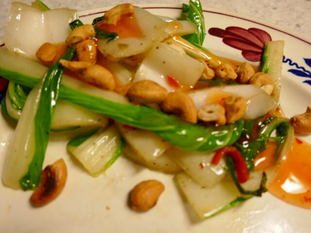 Paksoi met Chilisaus en cashewnoten