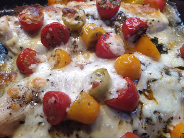 Pangasius met tomaatjes en geraspte mozzarella