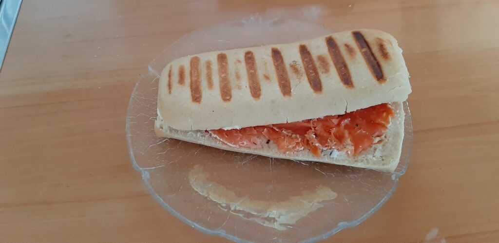 Panini met warm gerookte zalm en roomkaas met knoflook en kruiden