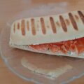 Panini met warm gerookte zalm en roomkaas met knoflook en kruiden