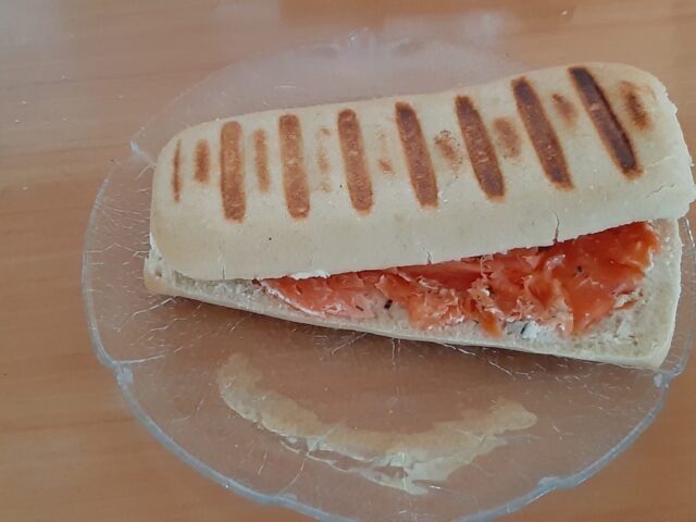 Panini met warm gerookte zalm en roomkaas met knoflook en kruiden
